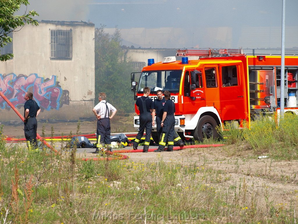 Feuer Koeln Ossendorf Butzweiler Hof neben IKEA P175.JPG